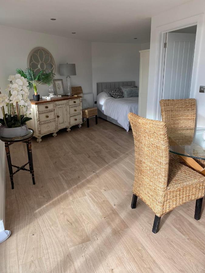 Spacious Studio Cabin With Sea/ Downs Views Sole Use Of Hottub In سيفورد المظهر الخارجي الصورة