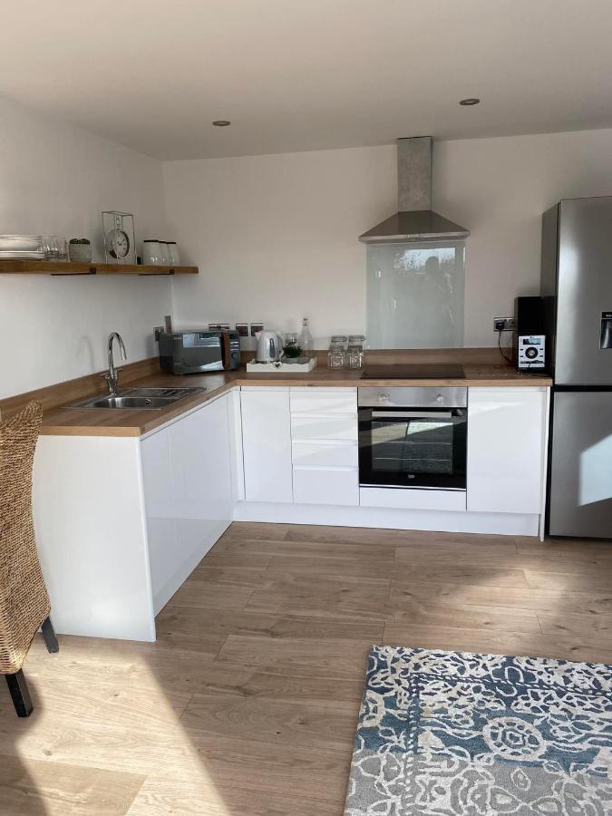 Spacious Studio Cabin With Sea/ Downs Views Sole Use Of Hottub In سيفورد المظهر الخارجي الصورة