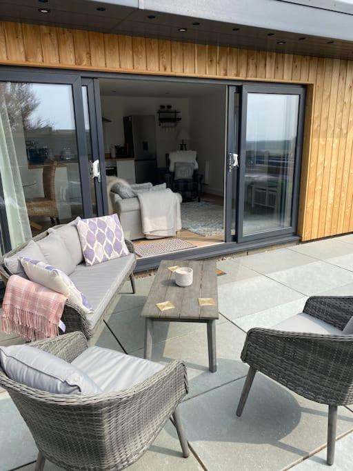 Spacious Studio Cabin With Sea/ Downs Views Sole Use Of Hottub In سيفورد المظهر الخارجي الصورة